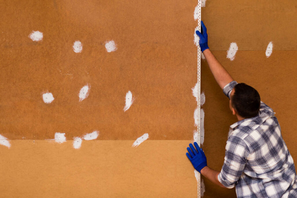 Professioneller Trockenbauer bei der Montage von Gipskartonplatten und Eckschutzprofilen in Berlin-Spandau.